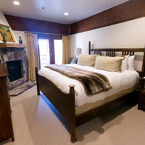 Deluxe King Room Fireplace